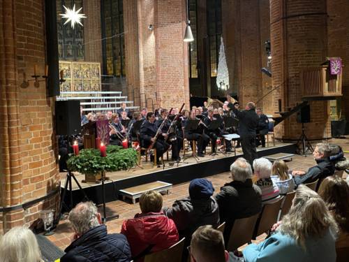 OPUS112 spielte wieder vor Publikum, darauf hatten sich die fast 50 Musikerinnen und Musiker und auch der Leiter des Orchesters, Hugo Loosveld, riesig gefreut